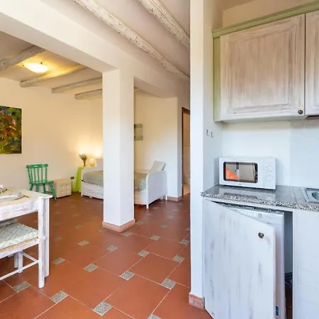 Chic Antonina One Bedroom No2176 דירה *